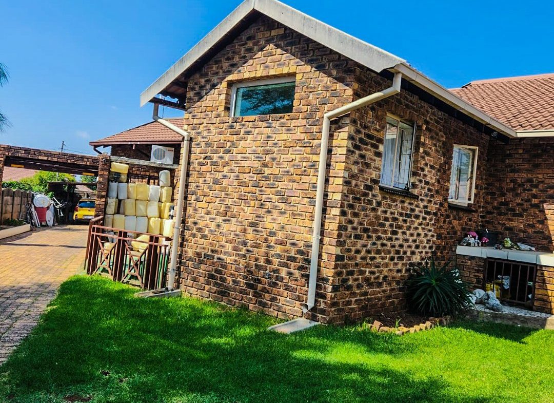 3 BEDROOM HOUSE WITH EXTRA 2BEDROOM COTTAGE AND A SHOWER ON THE MARKET!