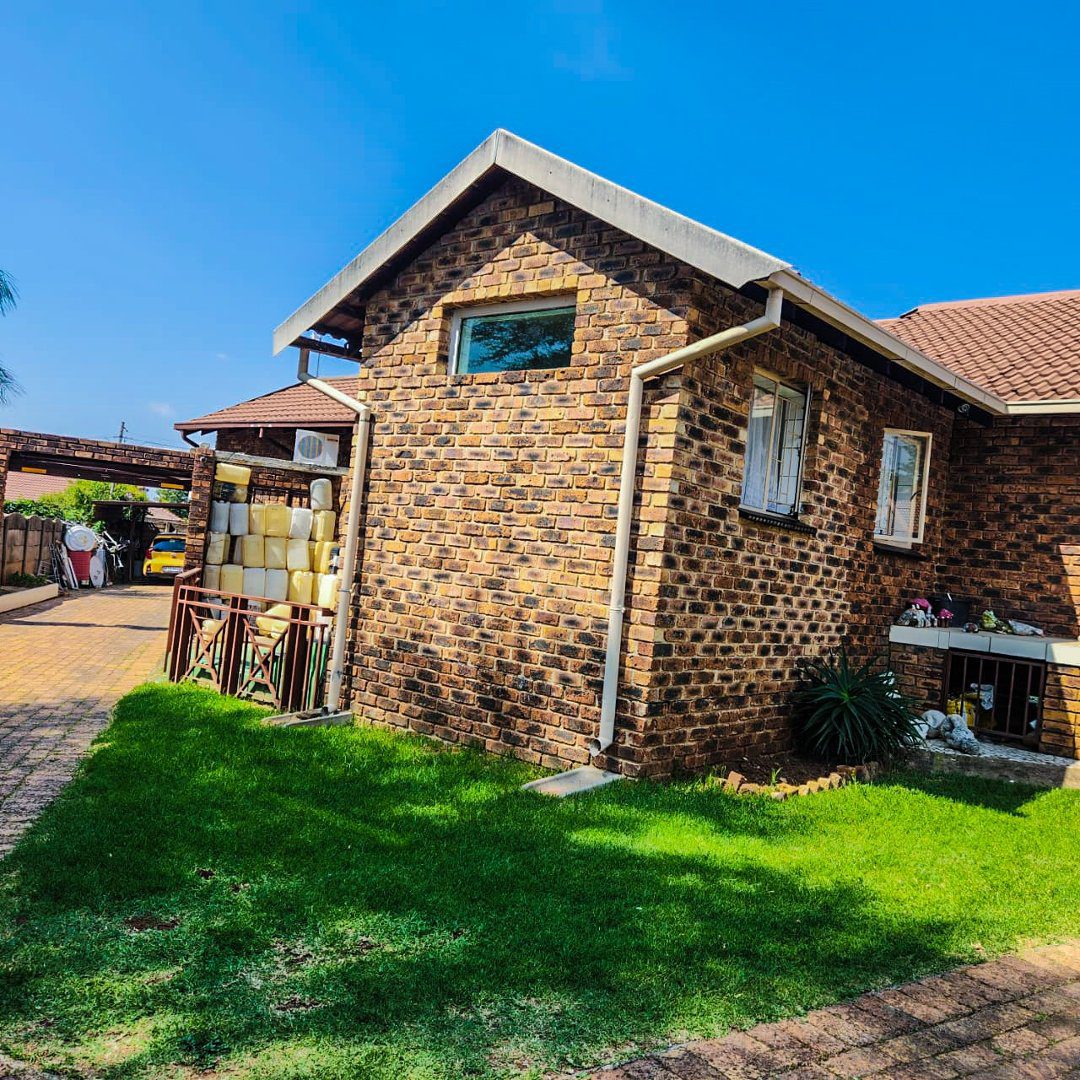 5 3 BEDROOM HOUSE WITH EXTRA 2BEDROOM COTTAGE AND A SHOWER ON THE MARKET!