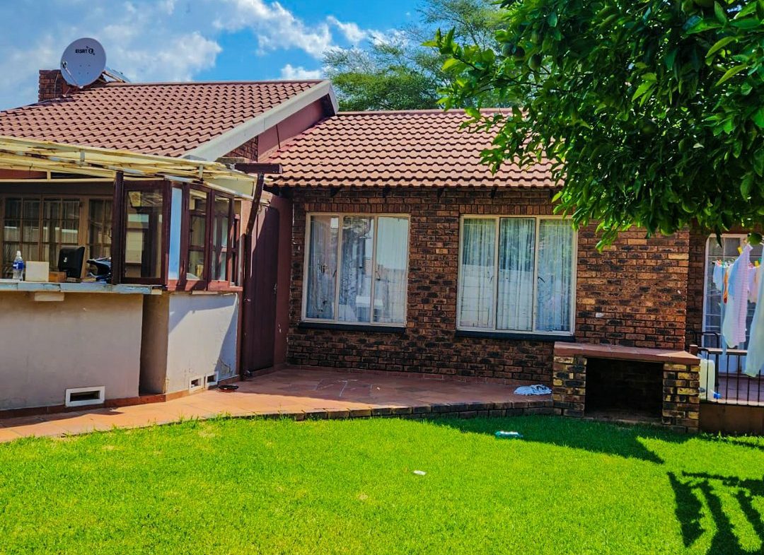 3 BEDROOM HOUSE WITH EXTRA 2BEDROOM COTTAGE AND A SHOWER ON THE MARKET!
