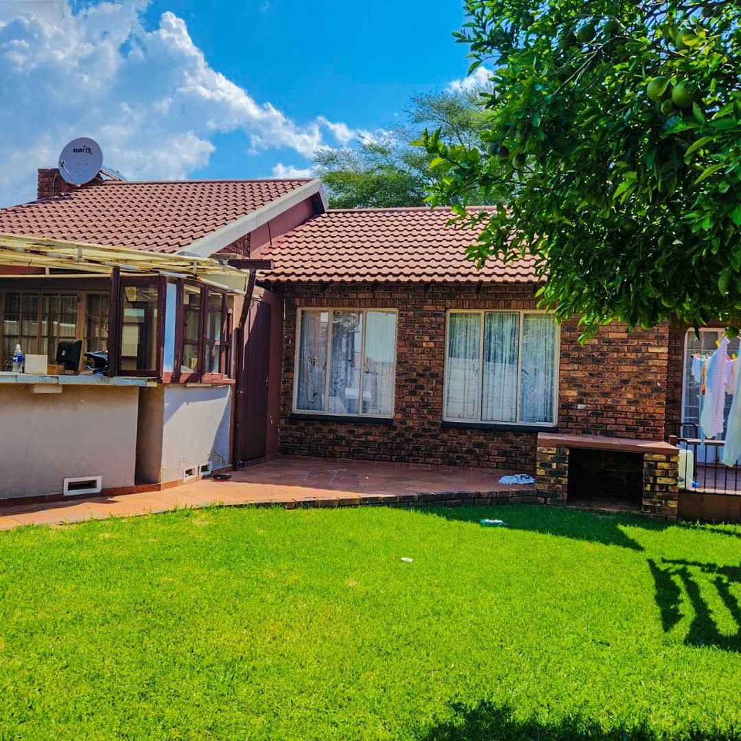 6 3 BEDROOM HOUSE WITH EXTRA 2BEDROOM COTTAGE AND A SHOWER ON THE MARKET!