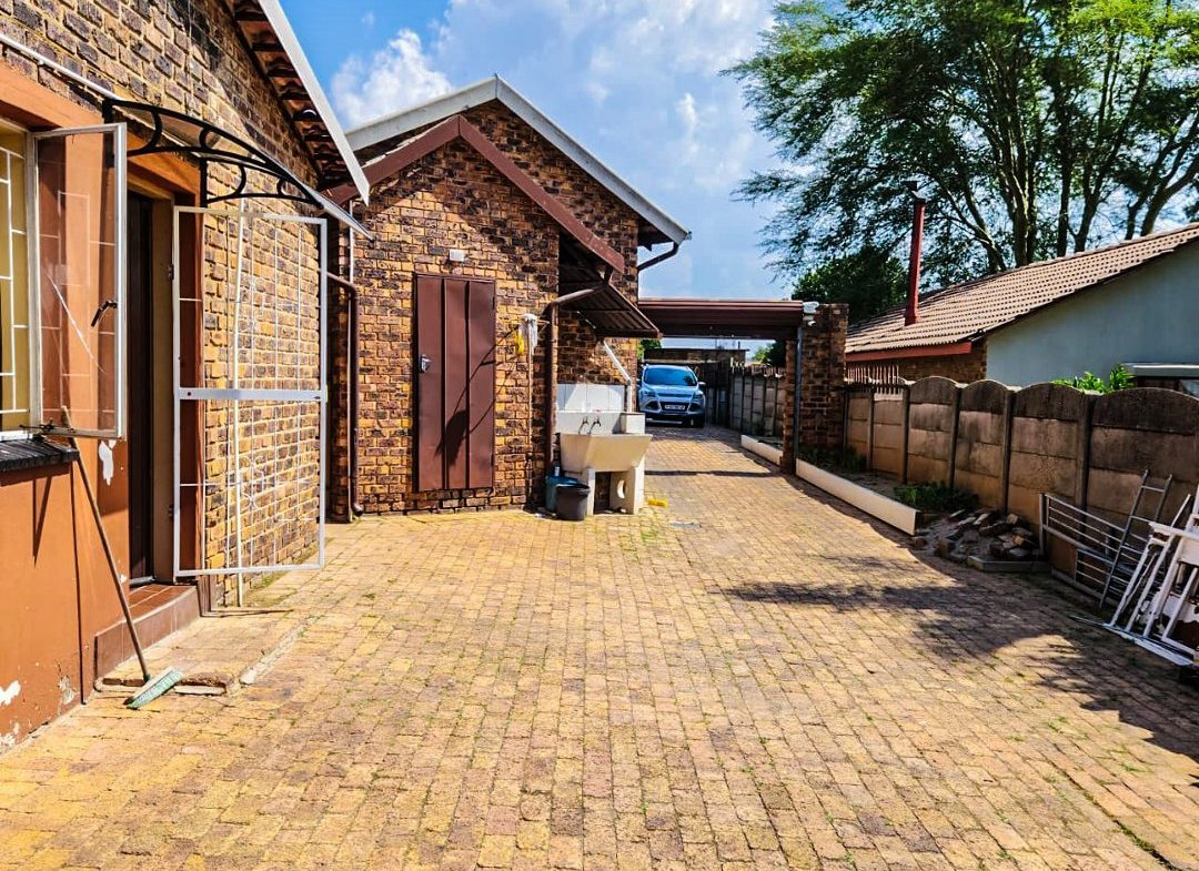 3 BEDROOM HOUSE WITH EXTRA 2BEDROOM COTTAGE AND A SHOWER ON THE MARKET!