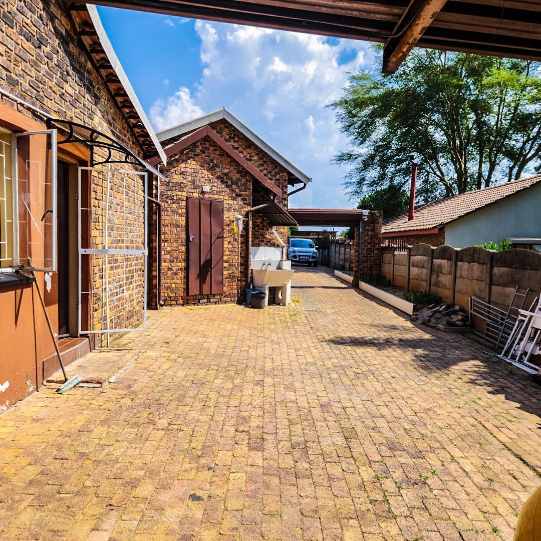 7 3 BEDROOM HOUSE WITH EXTRA 2BEDROOM COTTAGE AND A SHOWER ON THE MARKET!