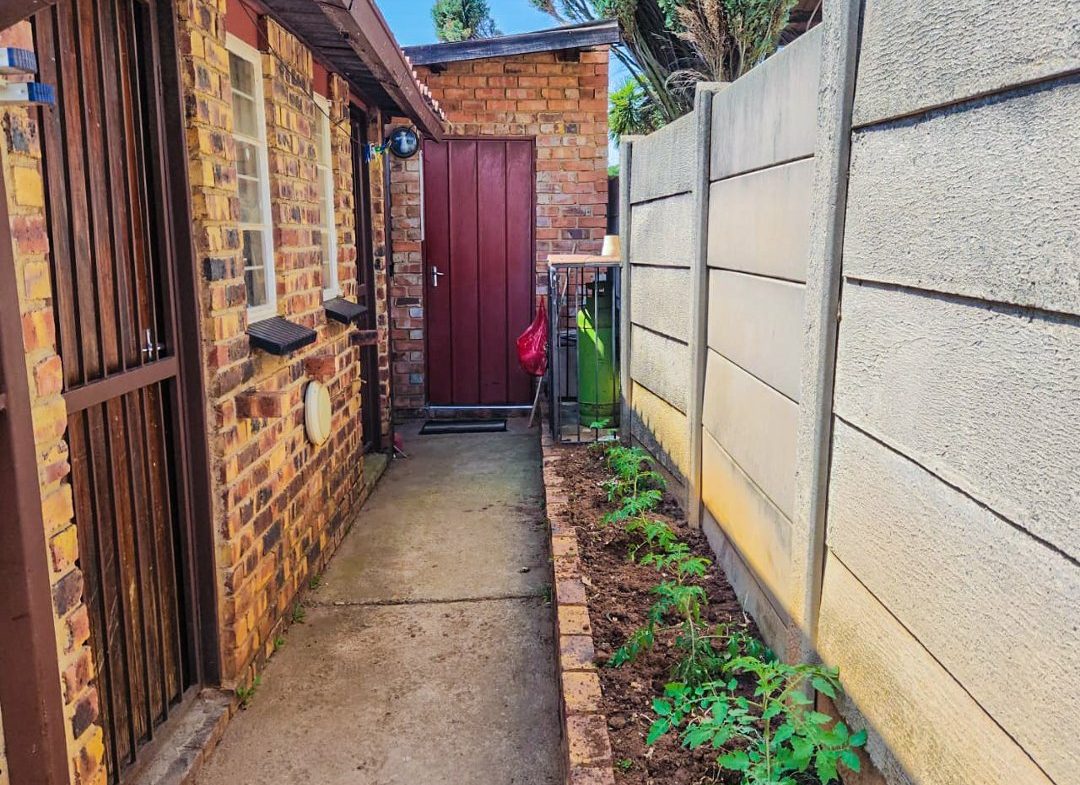 3 BEDROOM HOUSE WITH EXTRA 2BEDROOM COTTAGE AND A SHOWER ON THE MARKET!