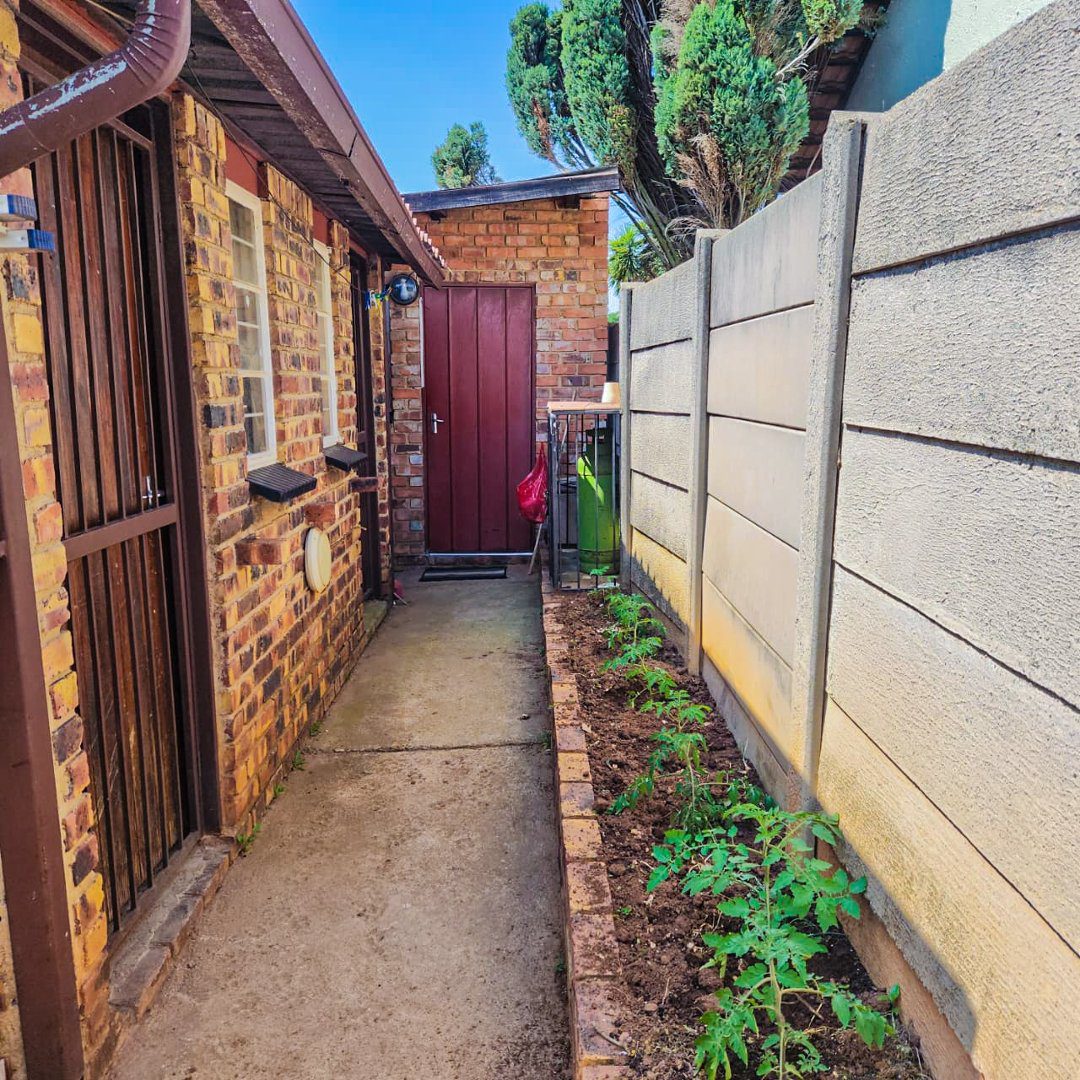 8 3 BEDROOM HOUSE WITH EXTRA 2BEDROOM COTTAGE AND A SHOWER ON THE MARKET!