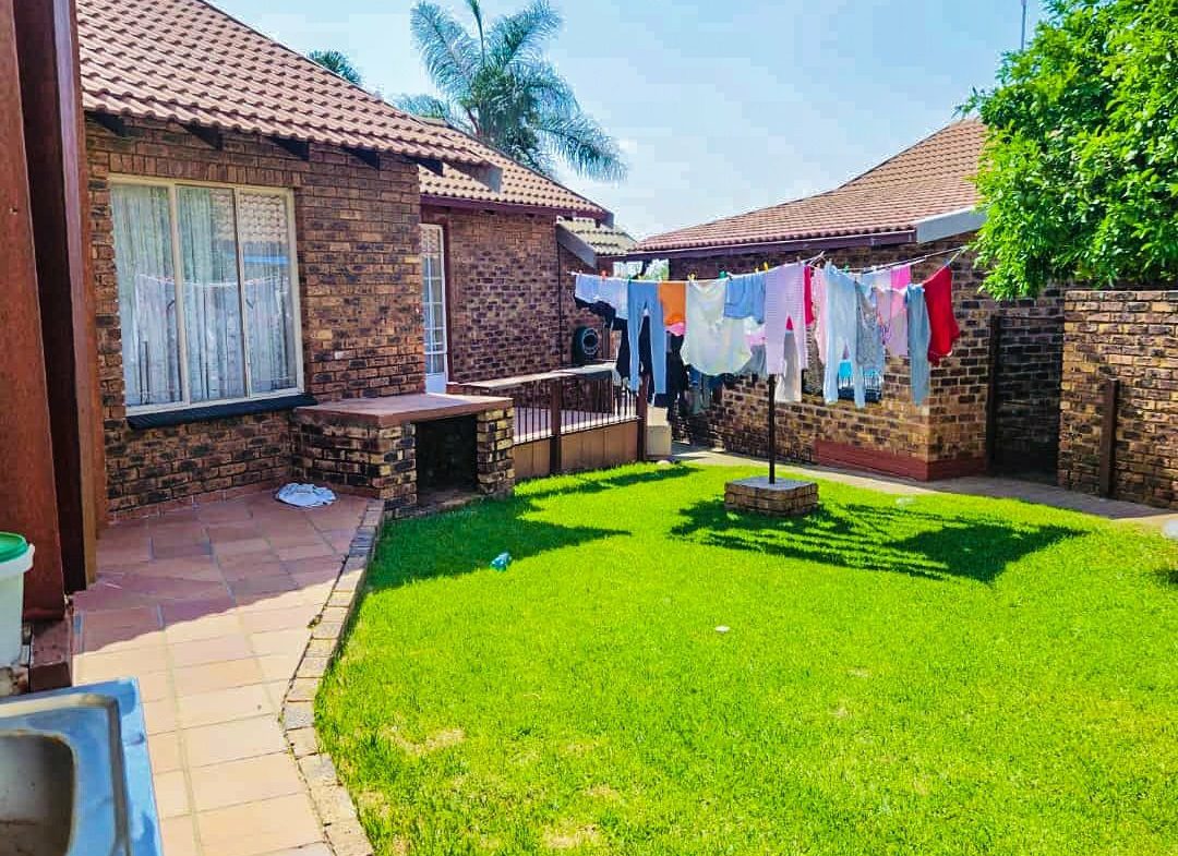 3 BEDROOM HOUSE WITH EXTRA 2BEDROOM COTTAGE AND A SHOWER ON THE MARKET!