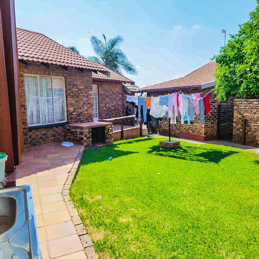 9 3 BEDROOM HOUSE WITH EXTRA 2BEDROOM COTTAGE AND A SHOWER ON THE MARKET!