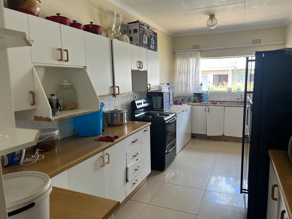 4 BEDROOM HOUSE WITH COTTAGE FLAT ON THE MARKET!