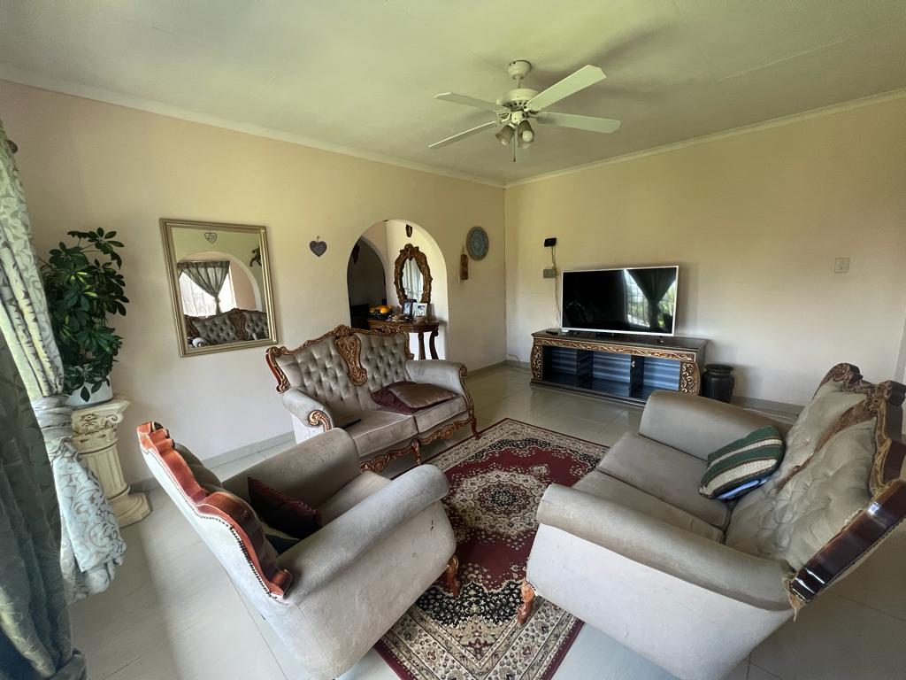 4 BEDROOM HOUSE WITH COTTAGE FLAT ON THE MARKET!
