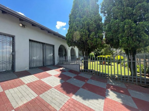 4 BEDROOM HOUSE WITH COTTAGE FLAT ON THE MARKET!