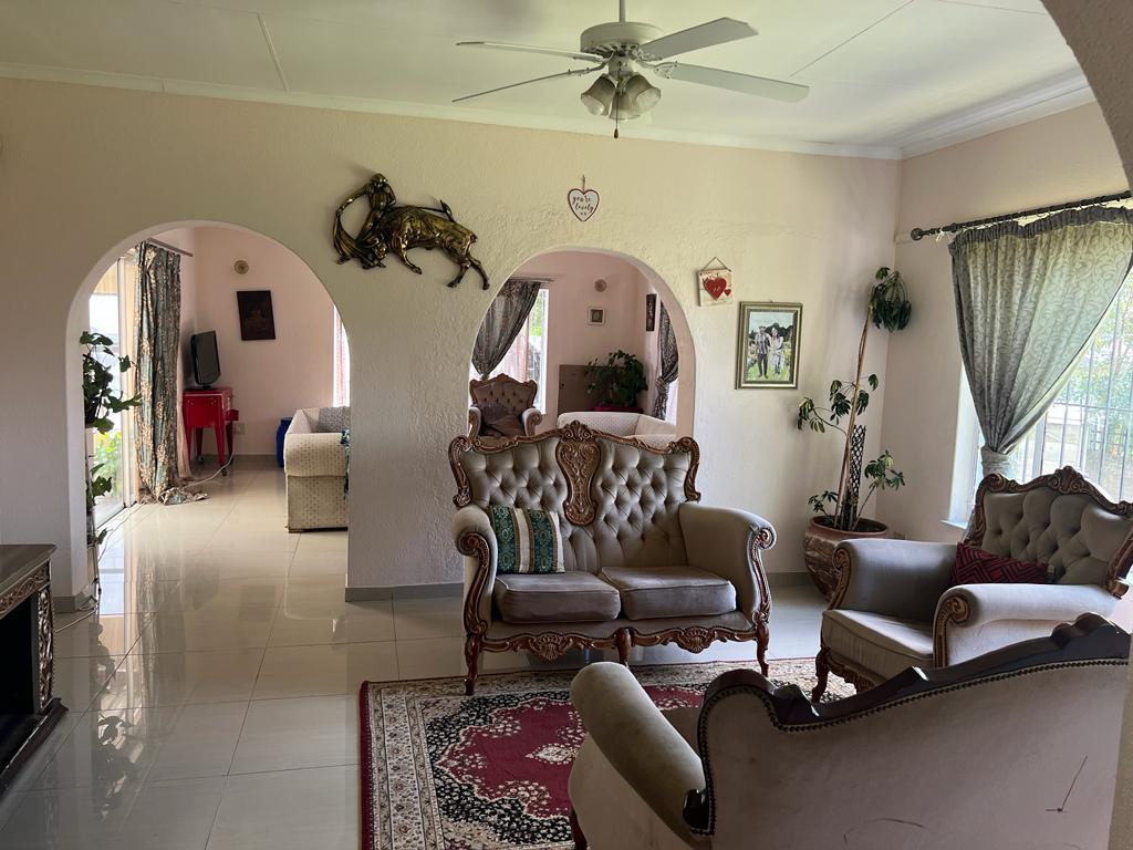 4 BEDROOM HOUSE WITH COTTAGE FLAT ON THE MARKET!
