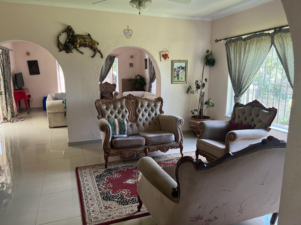 4 BEDROOM HOUSE WITH COTTAGE FLAT ON THE MARKET!