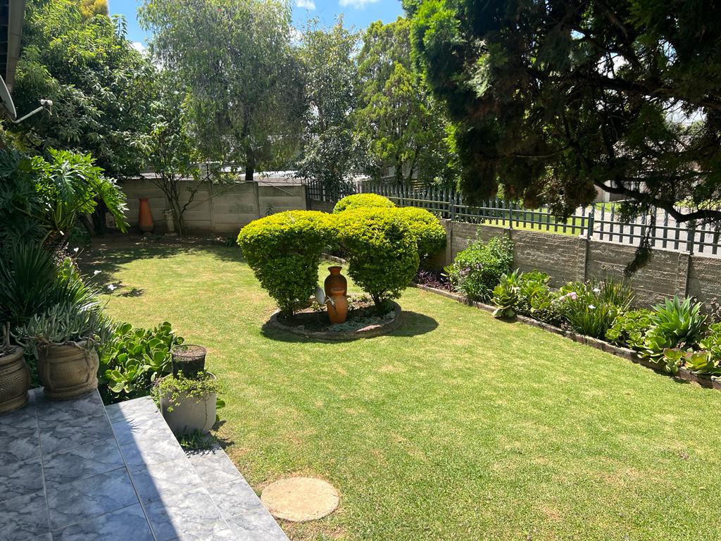 4 BEDROOM HOUSE WITH COTTAGE FLAT ON THE MARKET!
