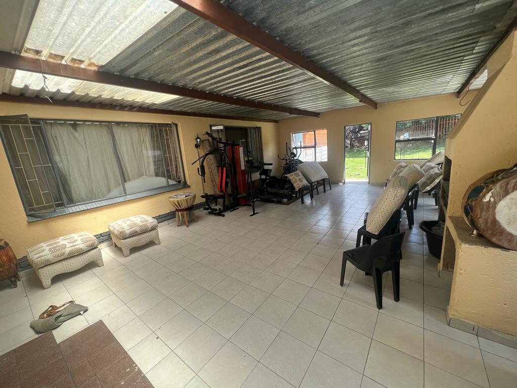 4 BEDROOM HOUSE WITH COTTAGE FLAT ON THE MARKET!