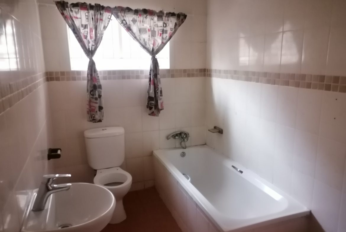 Two bedroom two bathroom Unit! Ideal for single, couple or small family.