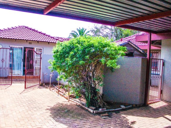 Unique Home With two bedroom cottage