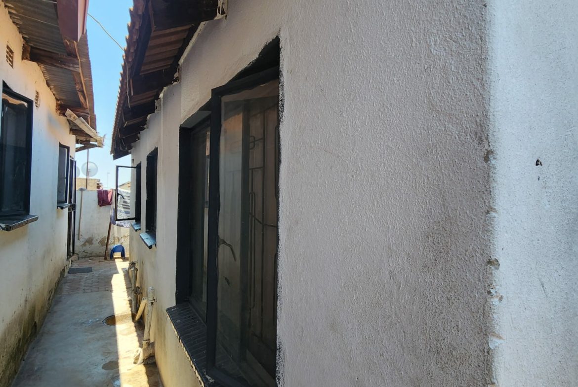 2 BEDROOM HOUSE 7 OUTSIDE ROOMS