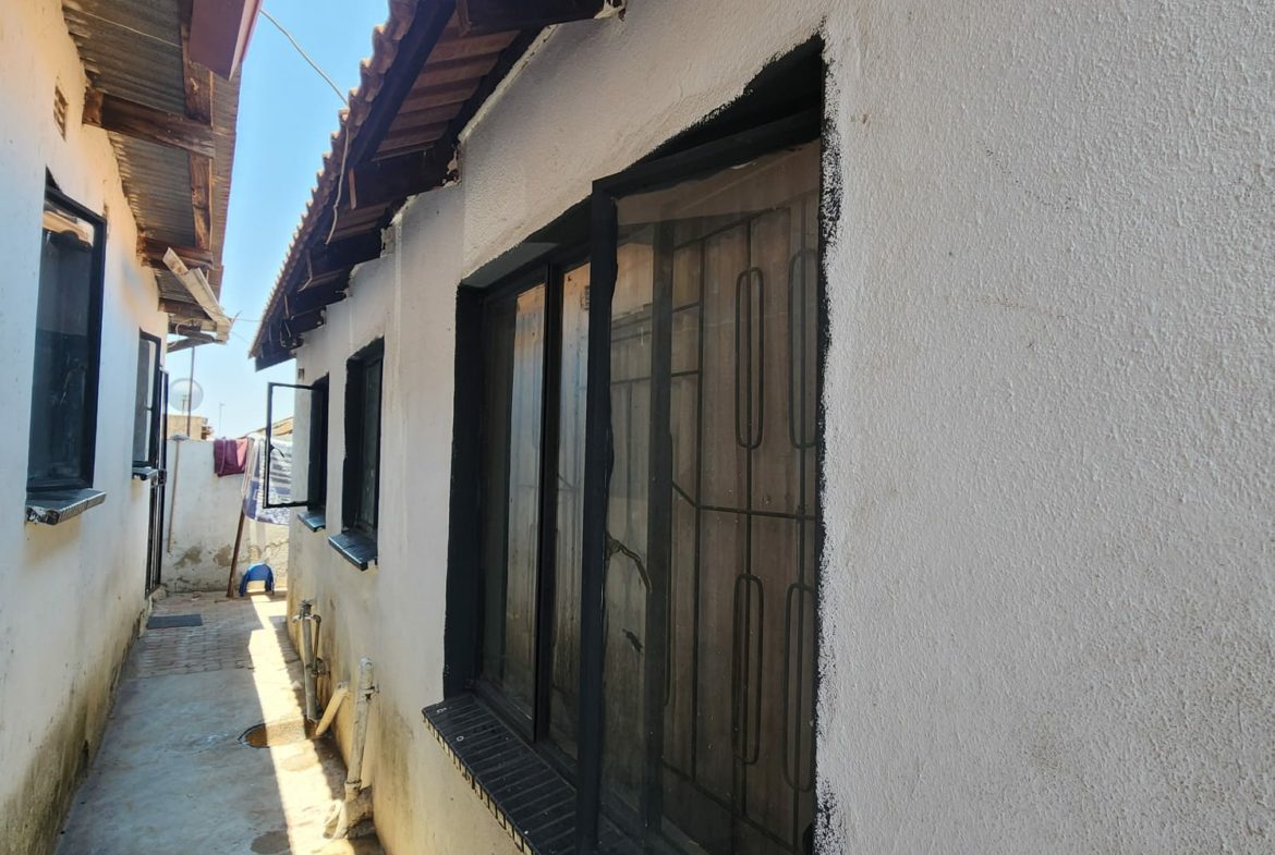 2 BEDROOM HOUSE 7 OUTSIDE ROOMS