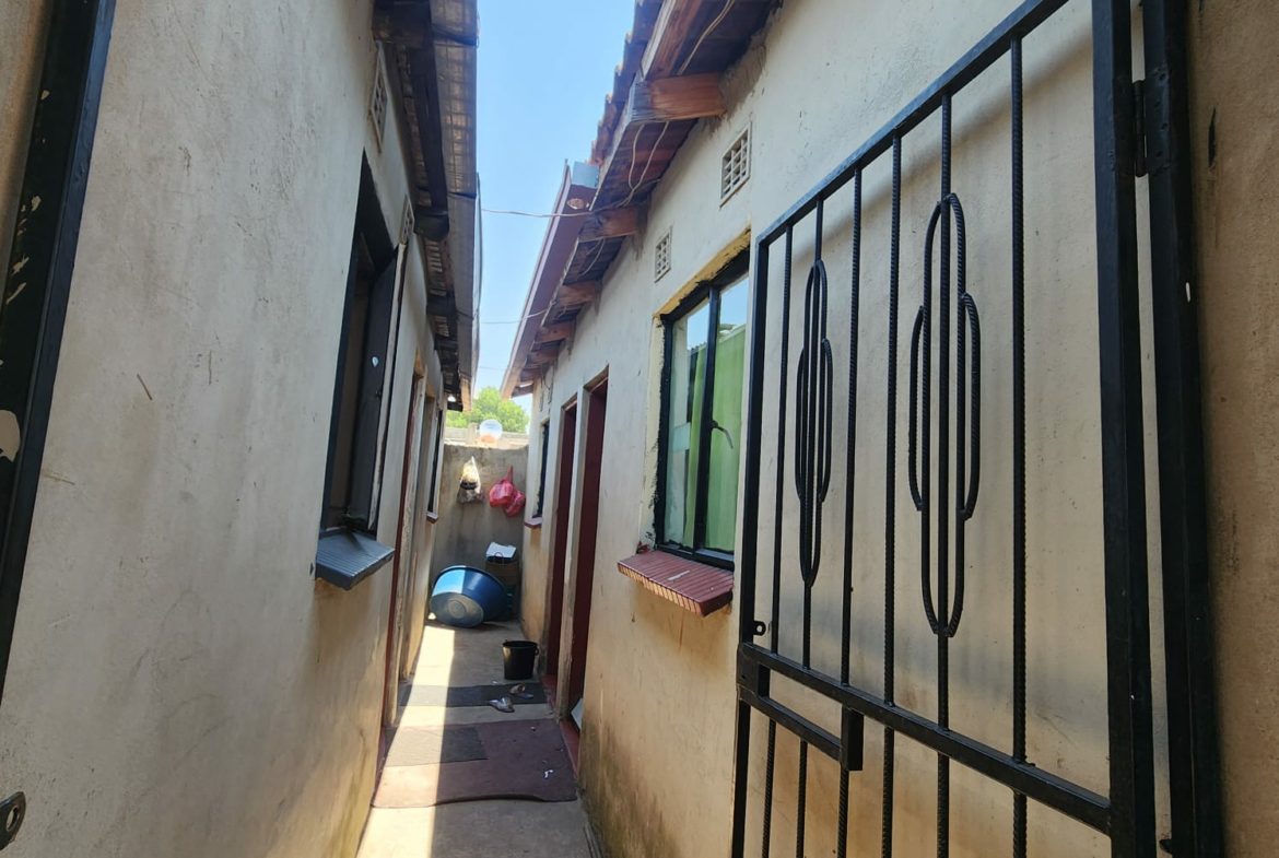 2 BEDROOM HOUSE 7 OUTSIDE ROOMS