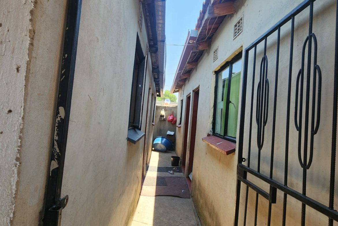 2 BEDROOM HOUSE 7 OUTSIDE ROOMS