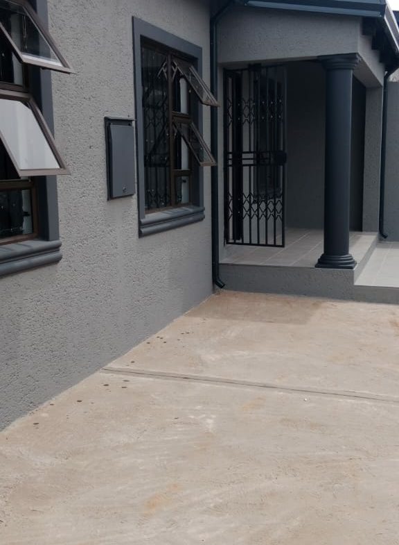 BEAUTIFUL 3 BEDROOM HOUSE AT KLIP SPRUIT ON THE MARKET!
