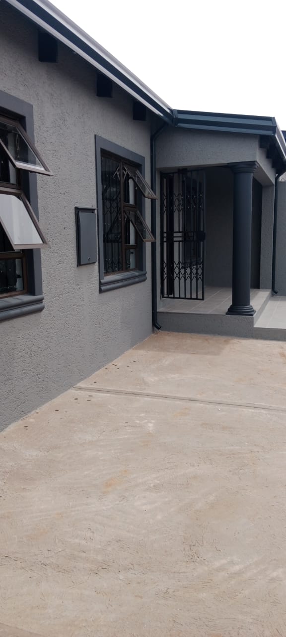 BEAUTIFUL 3 BEDROOM HOUSE AT KLIP SPRUIT ON THE MARKET!