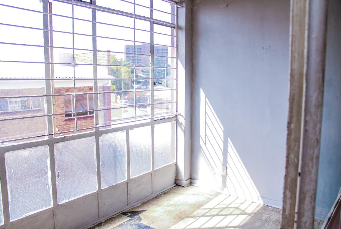 2 Bedroom 1bath flat on the market for your liking!