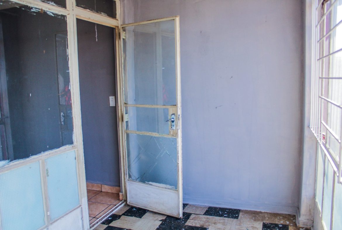 2 Bedroom 1bath flat on the market for your liking!