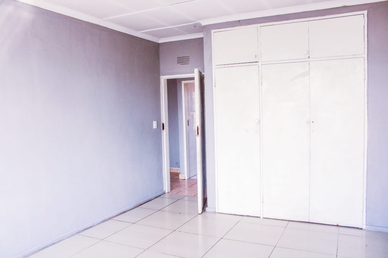 WhatsApp Image 2024-02-15 at 12.13.33 (1) 2 Bedroom 1bath flat on the market for your liking!