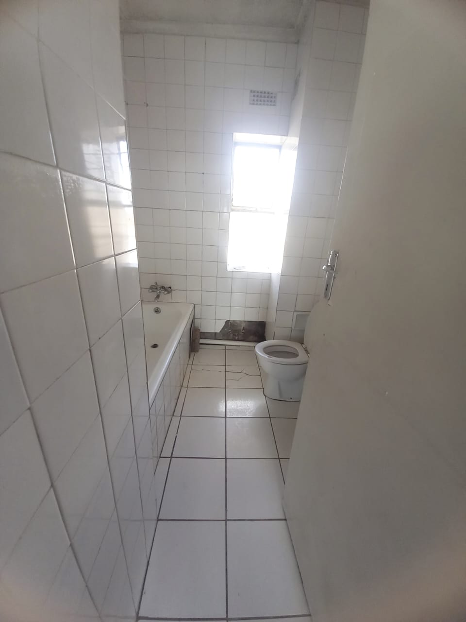 WhatsApp Image 2024-02-15 at 12.22.23 (2) 2 Bedroom 1bath flat on the market for your liking!