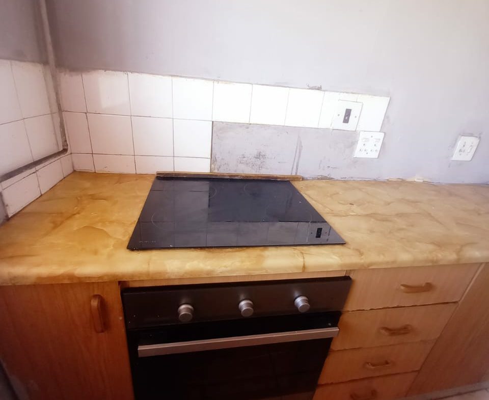 2 Bedroom 1bath flat on the market for your liking!