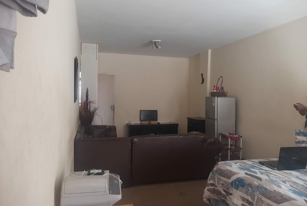 1 Bedroom 1bathroom flat on the market for your liking!