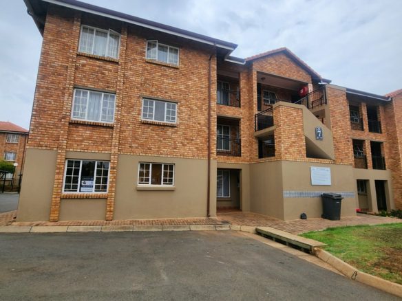 Spacious 2 bedroom 2 bathroom top floor unit For sale