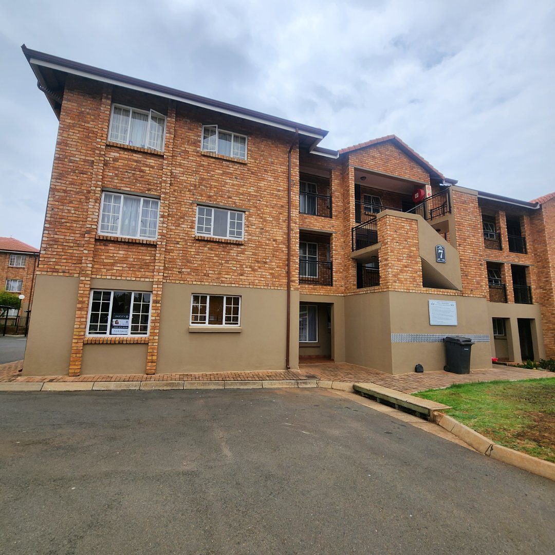 1 Spacious 2 bedroom 2 bathroom top floor unit For sale