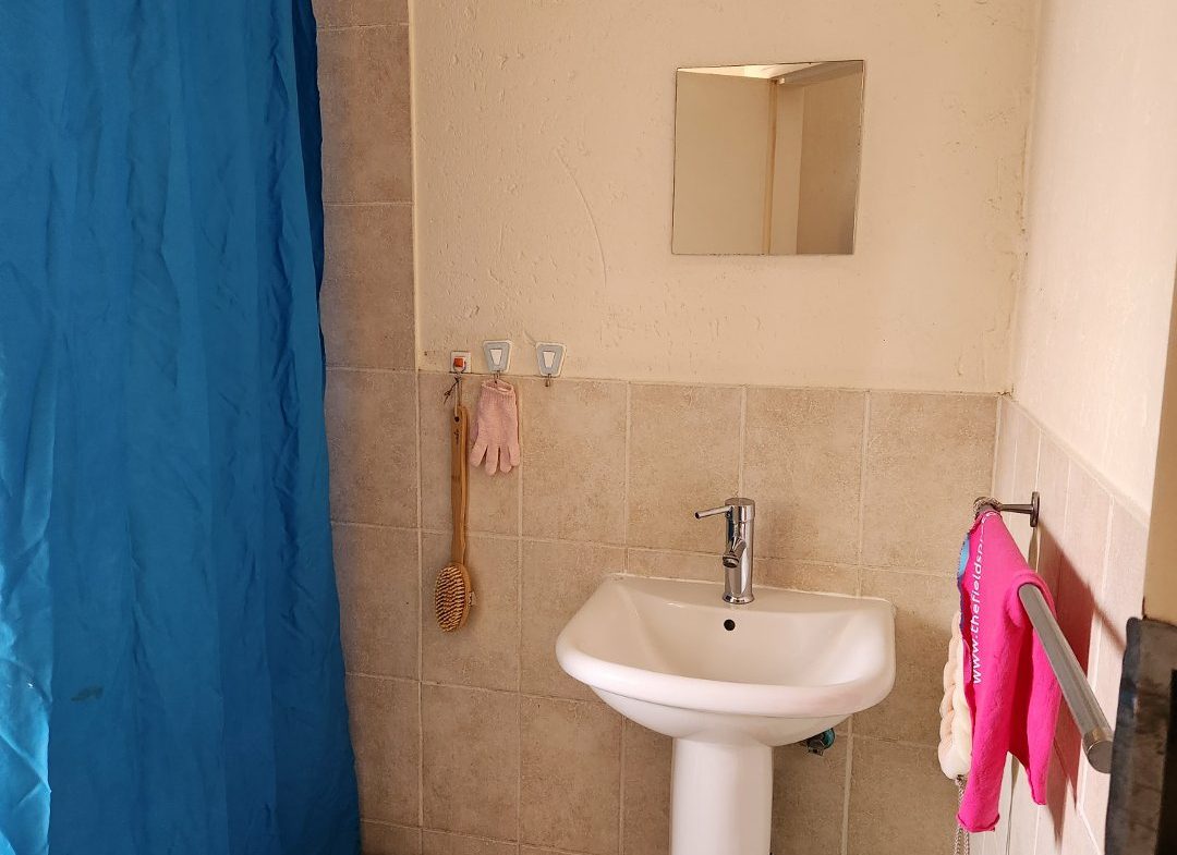Spacious 2 bedroom 2 bathroom top floor unit For sale