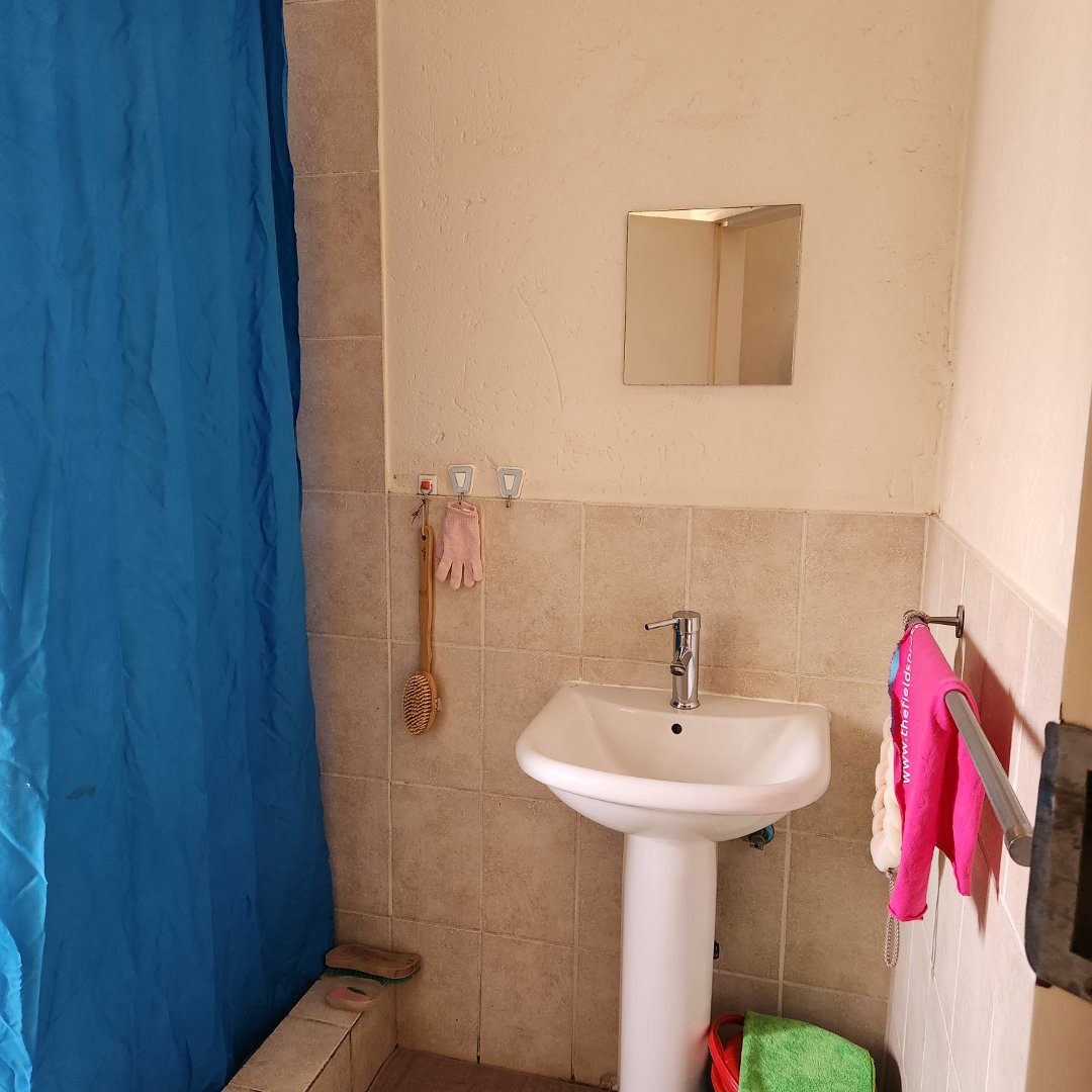 10 Spacious 2 bedroom 2 bathroom top floor unit For sale