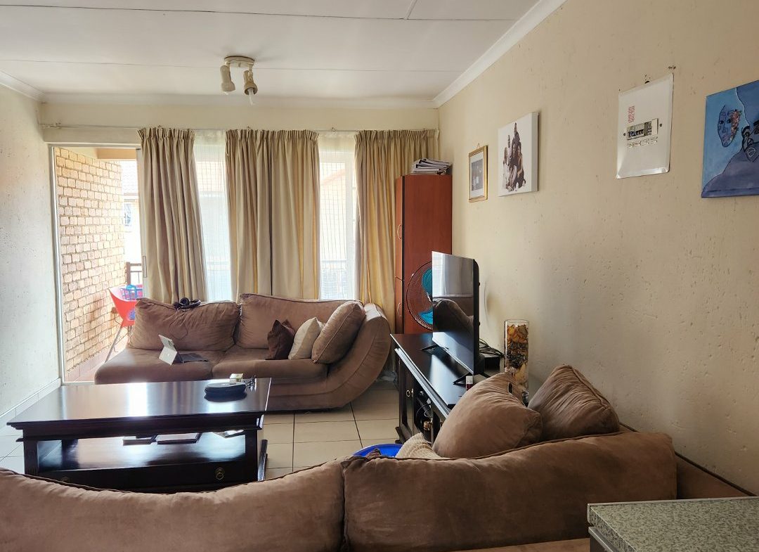 Spacious 2 bedroom 2 bathroom top floor unit For sale