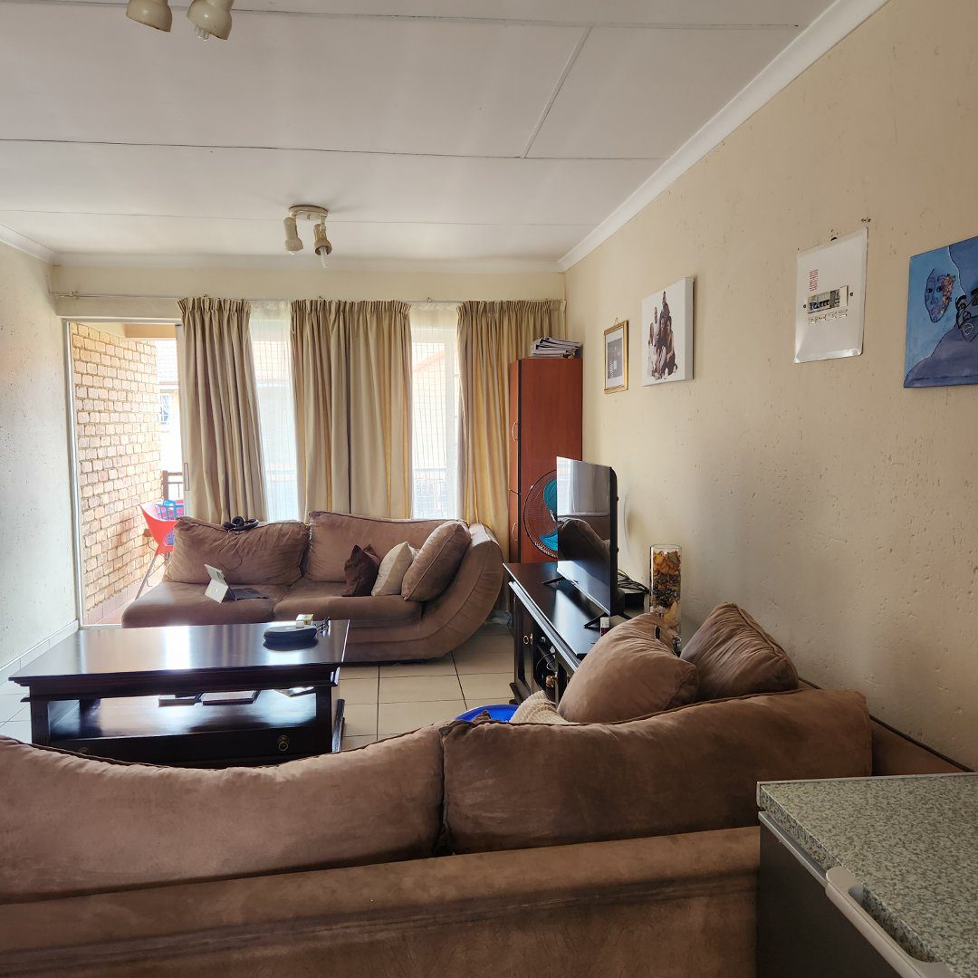 12 Spacious 2 bedroom 2 bathroom top floor unit For sale