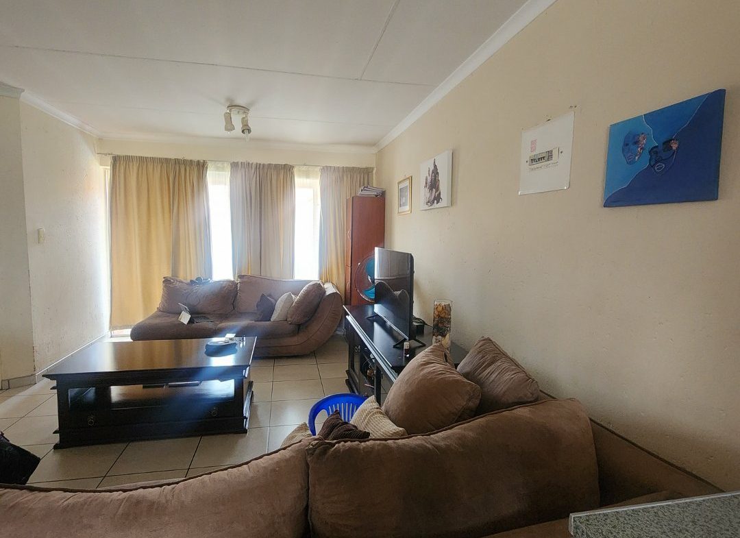 Spacious 2 bedroom 2 bathroom top floor unit For sale
