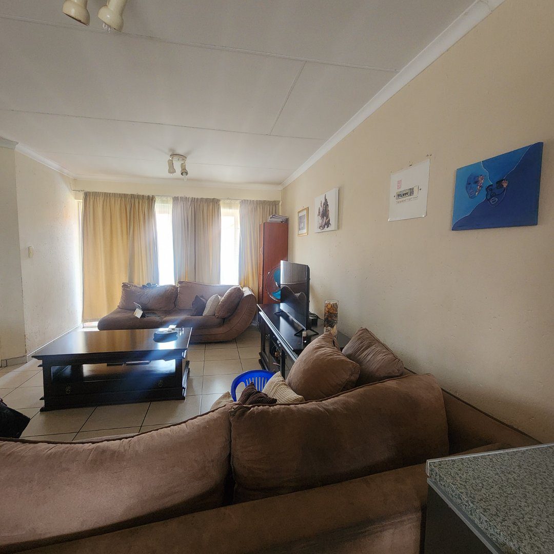13 Spacious 2 bedroom 2 bathroom top floor unit For sale