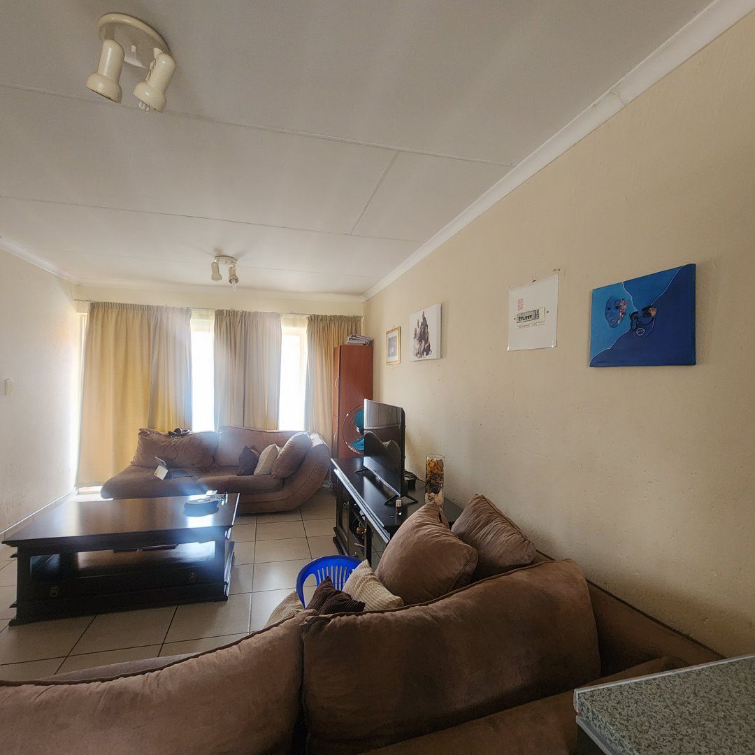 14 Spacious 2 bedroom 2 bathroom top floor unit For sale