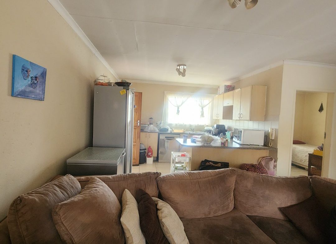Spacious 2 bedroom 2 bathroom top floor unit For sale