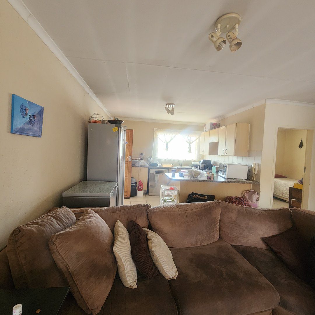 15 Spacious 2 bedroom 2 bathroom top floor unit For sale