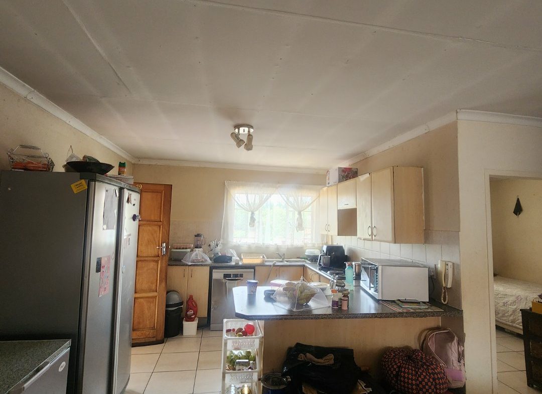Spacious 2 bedroom 2 bathroom top floor unit For sale