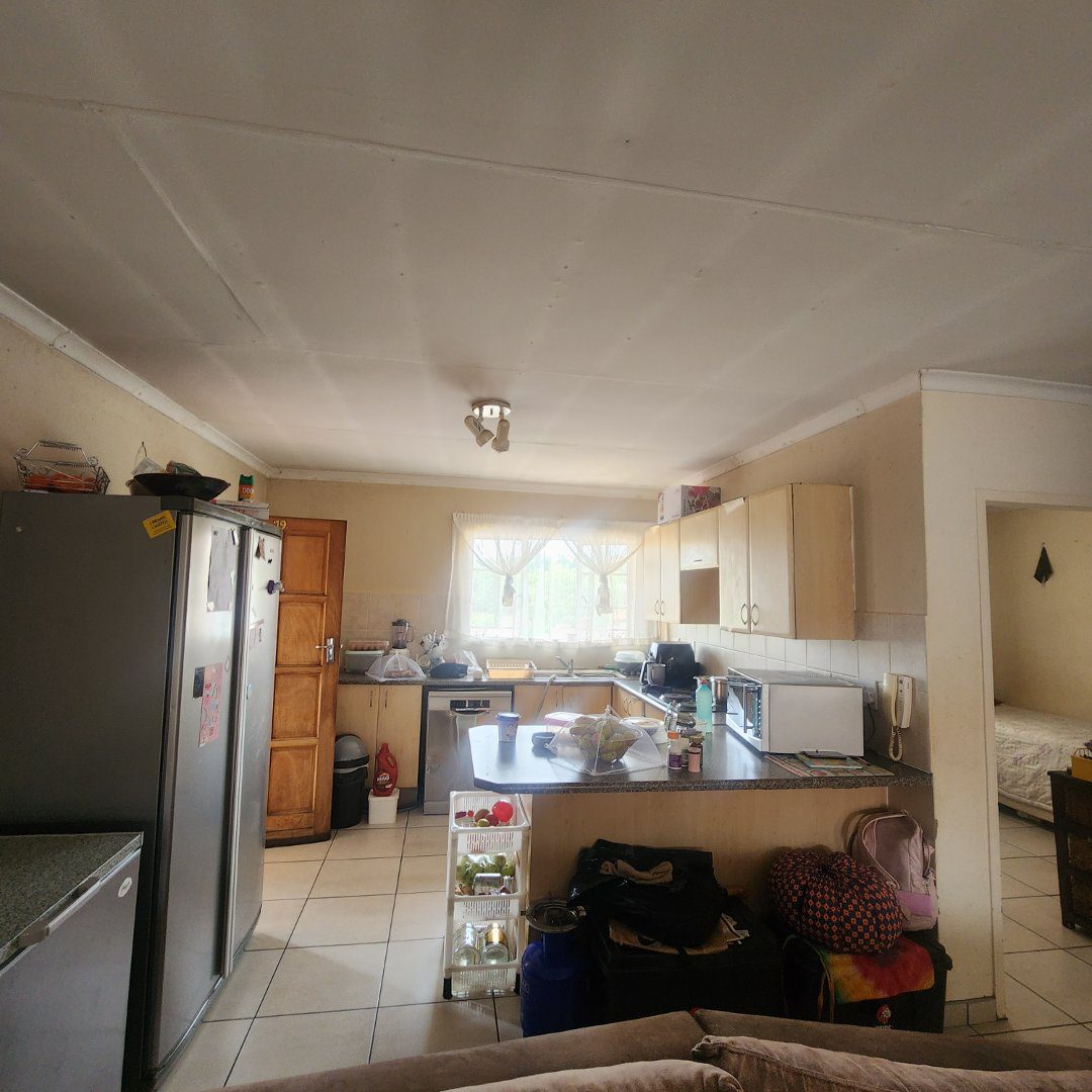 16 Spacious 2 bedroom 2 bathroom top floor unit For sale