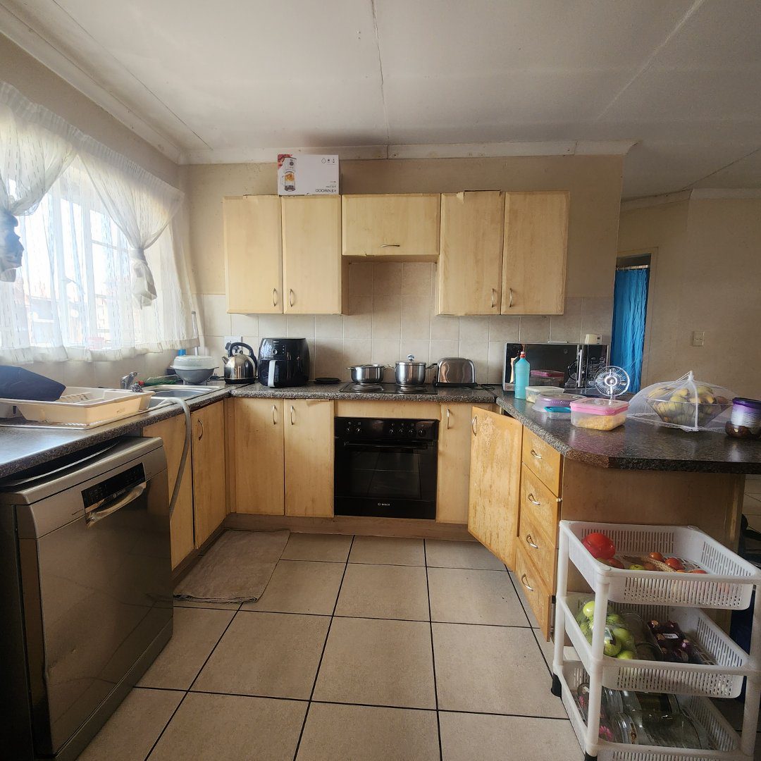 18 Spacious 2 bedroom 2 bathroom top floor unit For sale