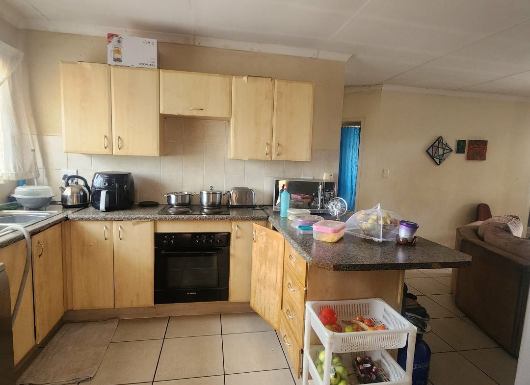 Spacious 2 bedroom 2 bathroom top floor unit For sale