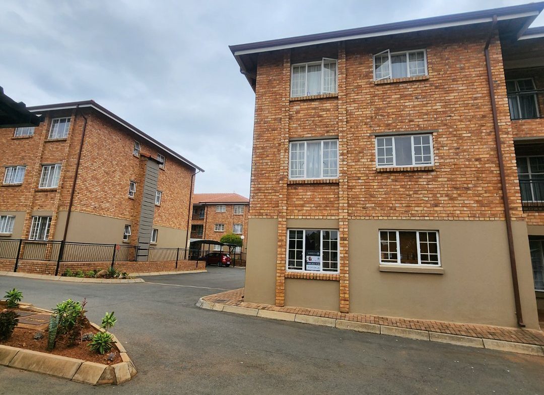 Spacious 2 bedroom 2 bathroom top floor unit For sale