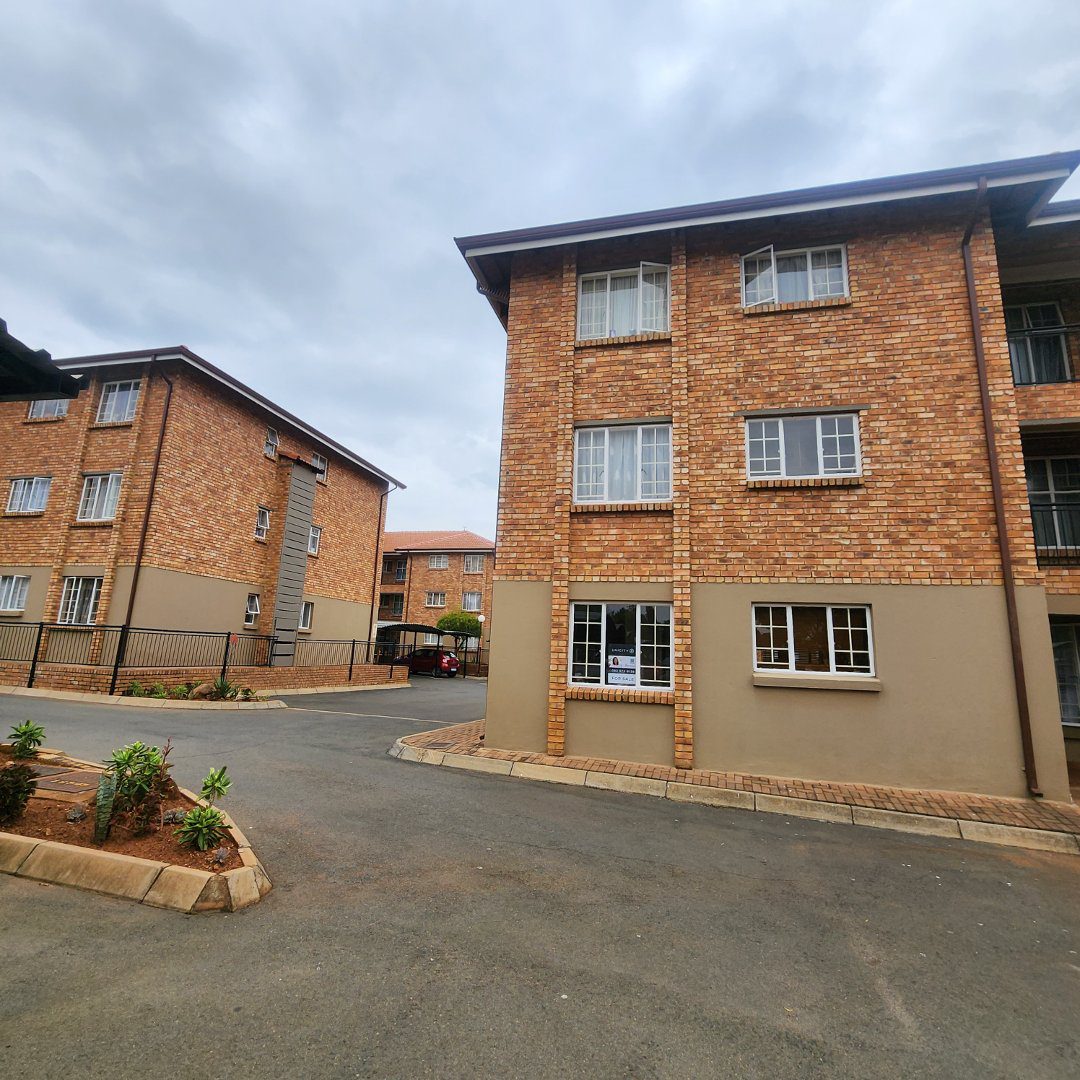 2 Spacious 2 bedroom 2 bathroom top floor unit For sale