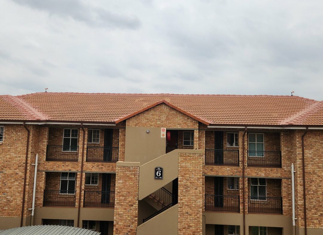 Spacious 2 bedroom 2 bathroom top floor unit For sale