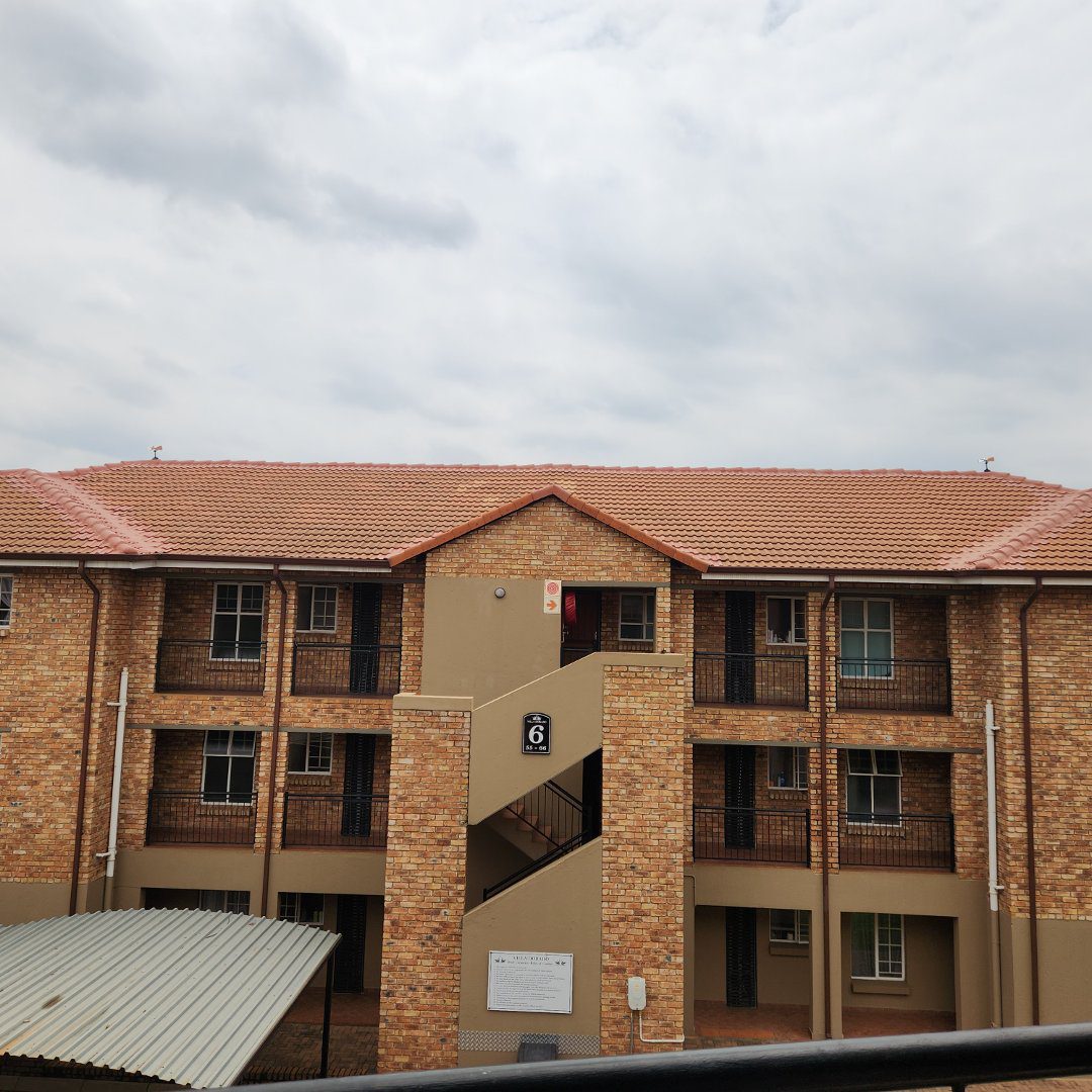 20 Spacious 2 bedroom 2 bathroom top floor unit For sale